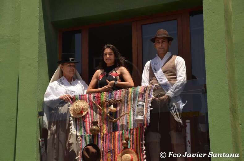 La procesión recorrió las calles de La Viña, en una jornada calurosa, y la cantante Celia Jiménez le cantó una malaguena (Foto TA)